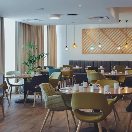 فندق هوليداي إن سكوبيي 5*