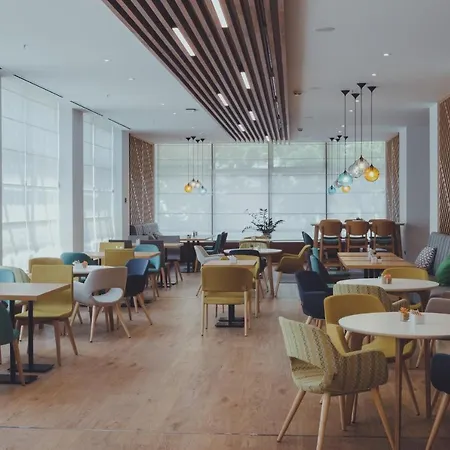 هوليداي إن سكوبيي 5*
